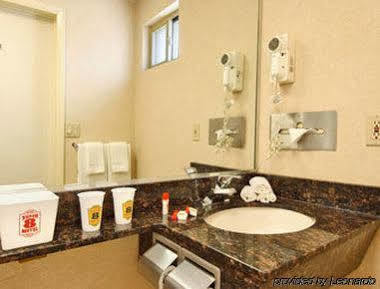 Super 8 By Wyndham Milford/new Haven * Milford