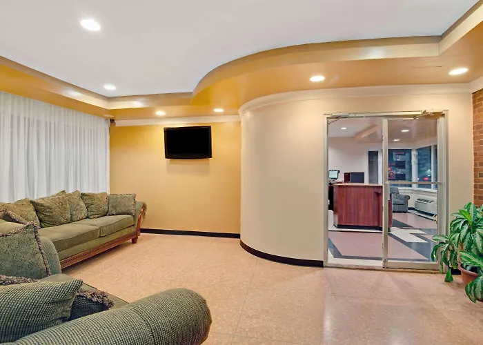 Super 8 By Wyndham Milford/New Haven
