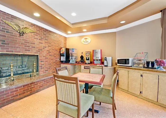 Super 8 By Wyndham Milford/New Haven