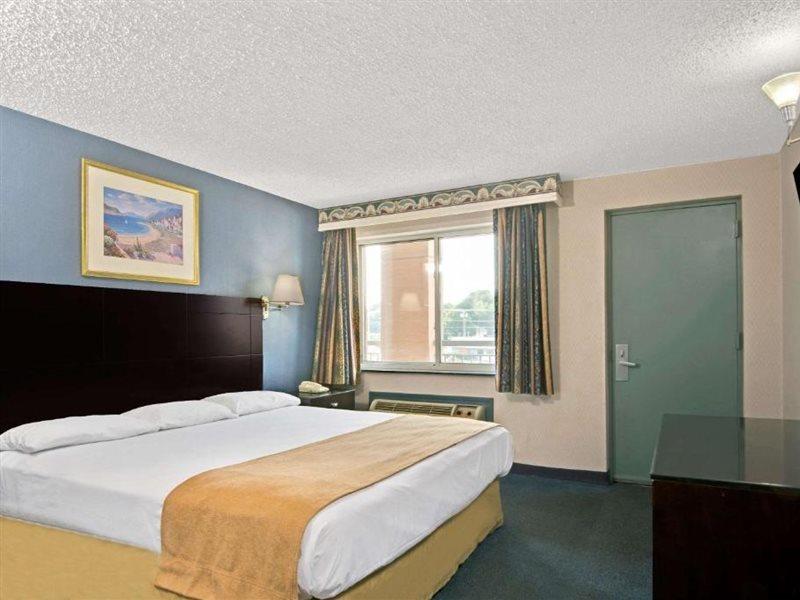 Super 8 By Wyndham Milford/new Haven Milford