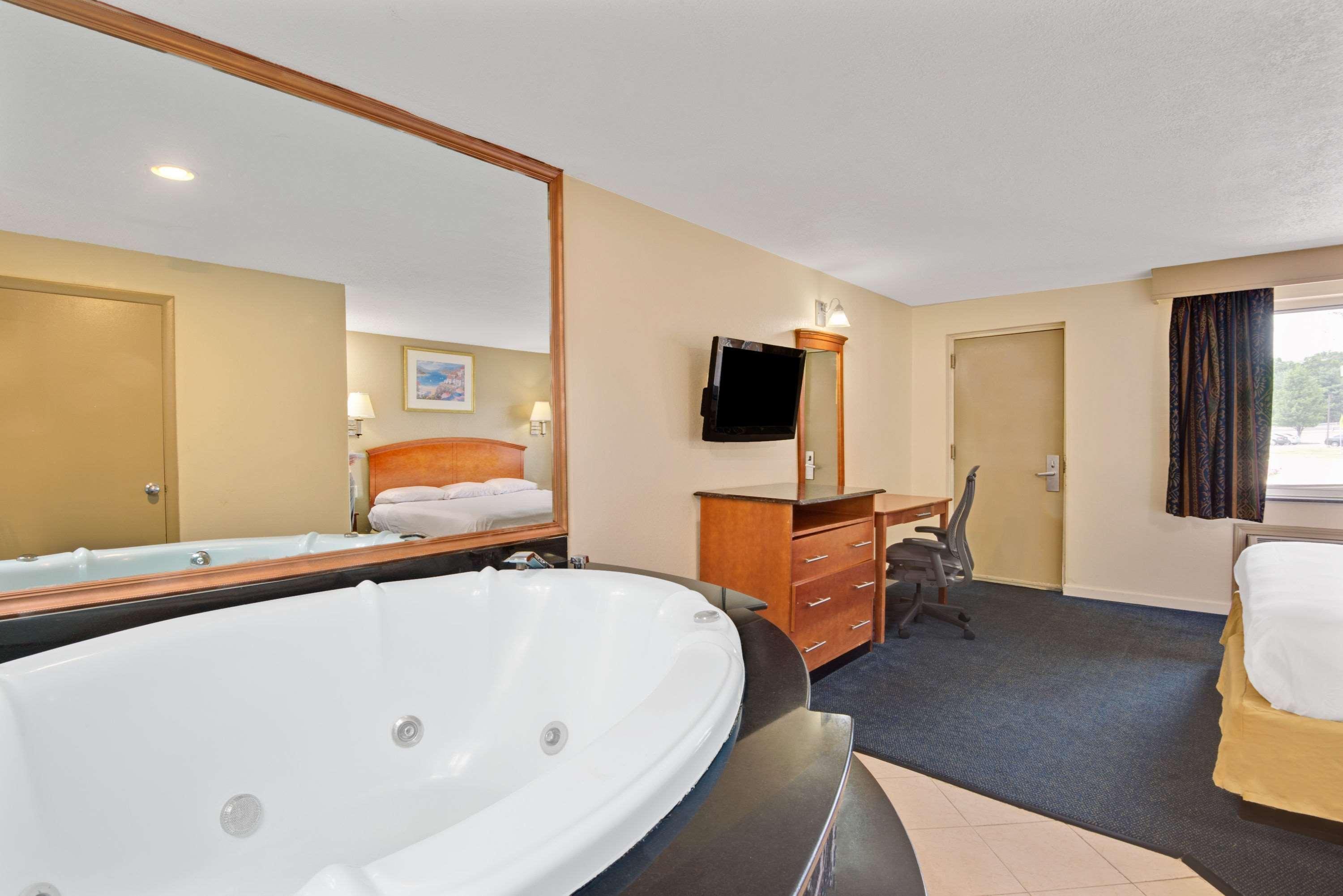 Hotel Super 8 By Wyndham Milford/new Haven