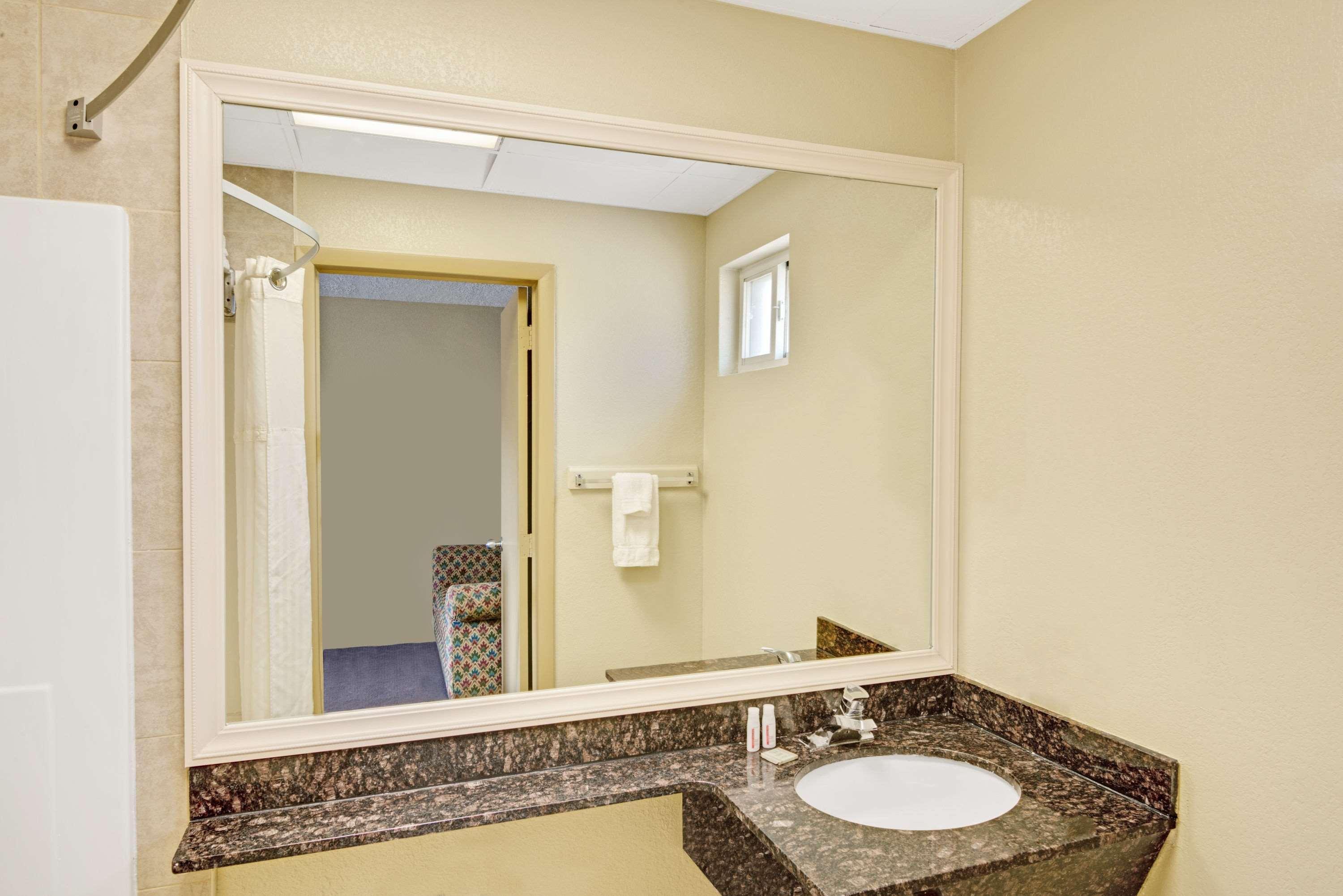 Super 8 By Wyndham Milford/new Haven