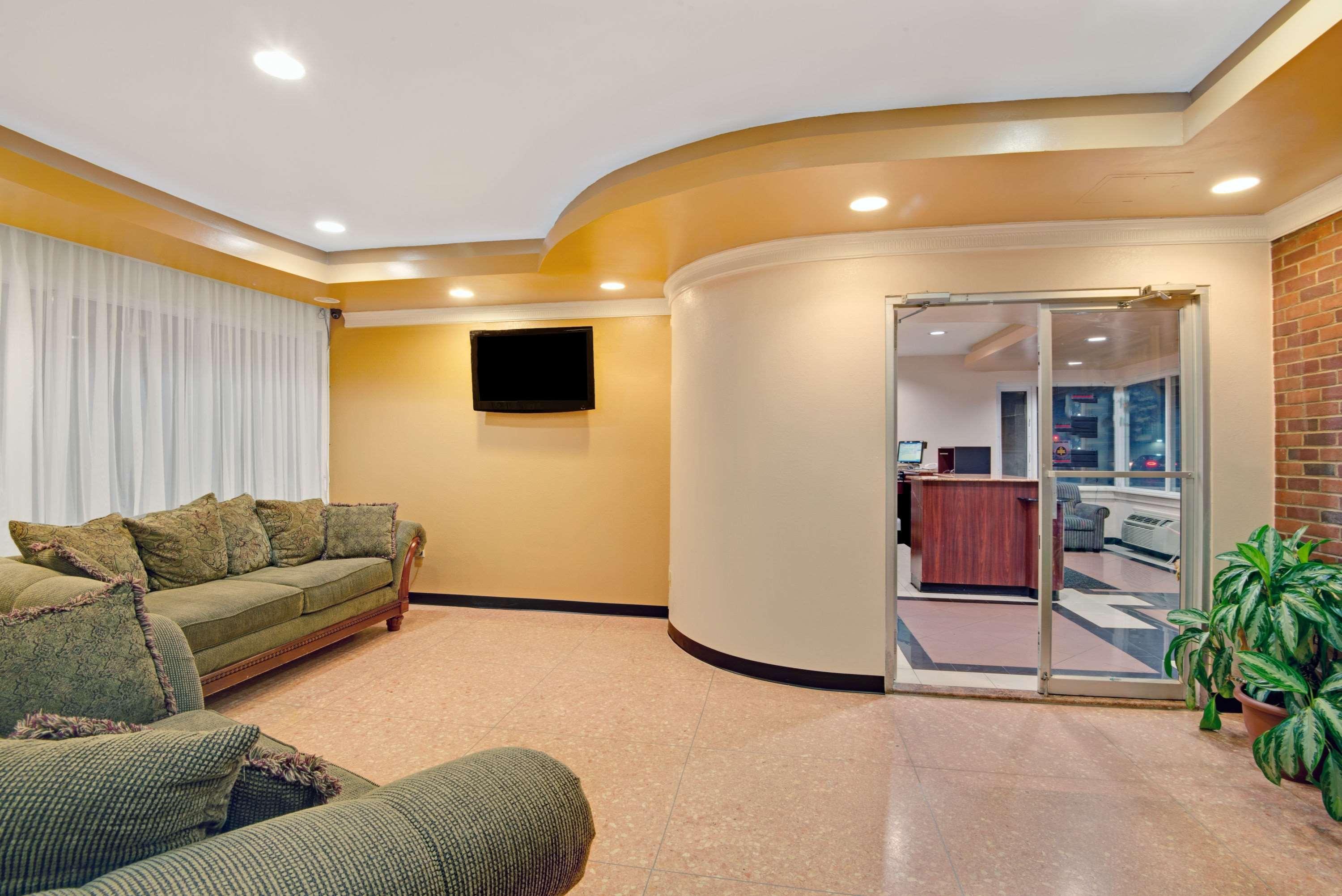 Super 8 By Wyndham Milford/new Haven Milford
