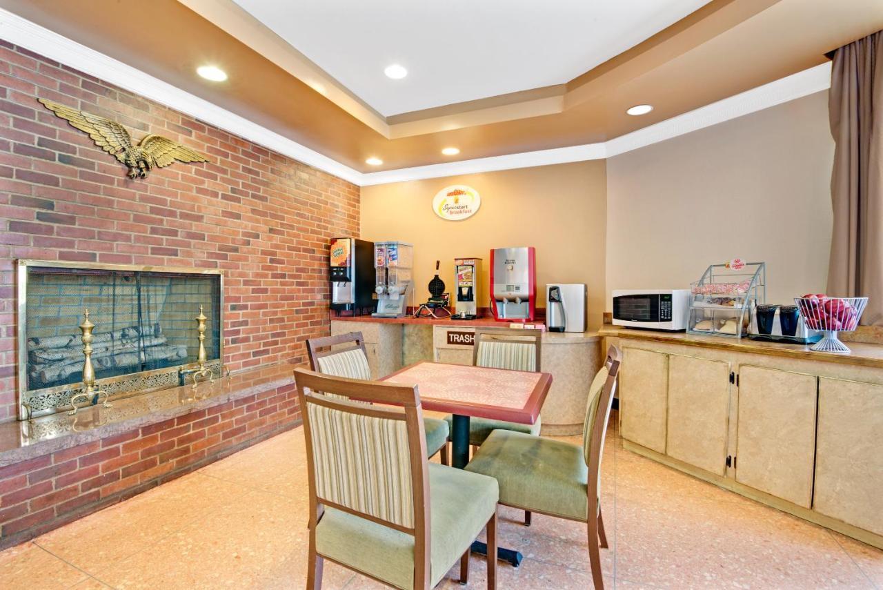 Super 8 By Wyndham Milford/new Haven Hotel *